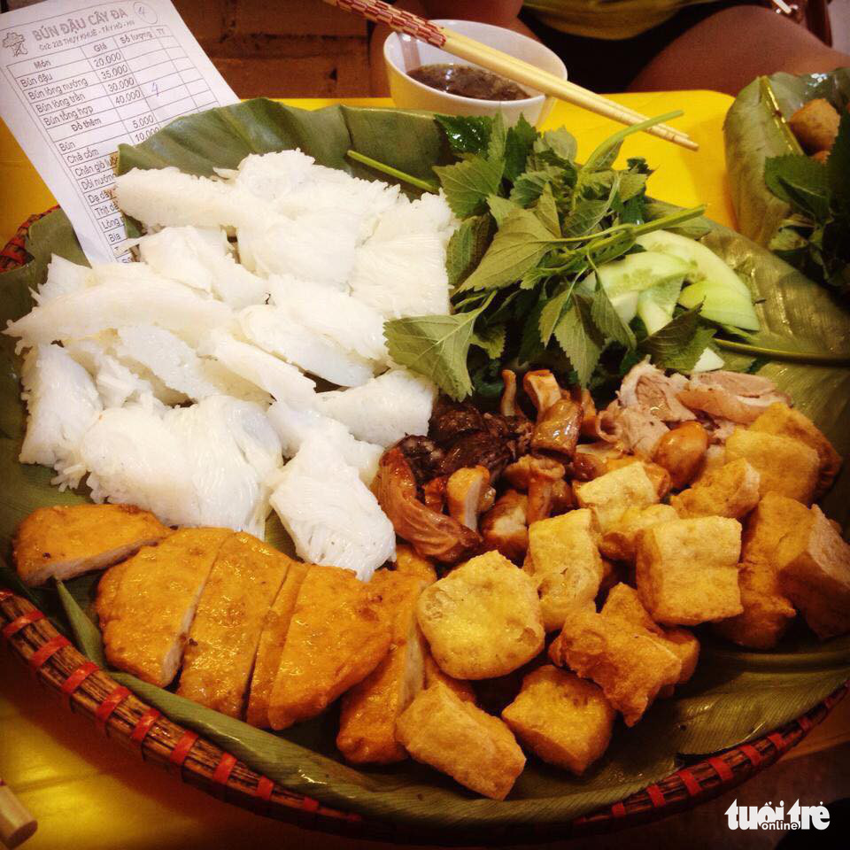 Bún đậu còn có thêm chả cốm, thịt luộc và lòng lợn