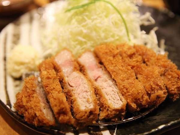 Tonkatsu món ăn ẩm thực Nhật Bản chiên xù ăn kèm rau cải bắp