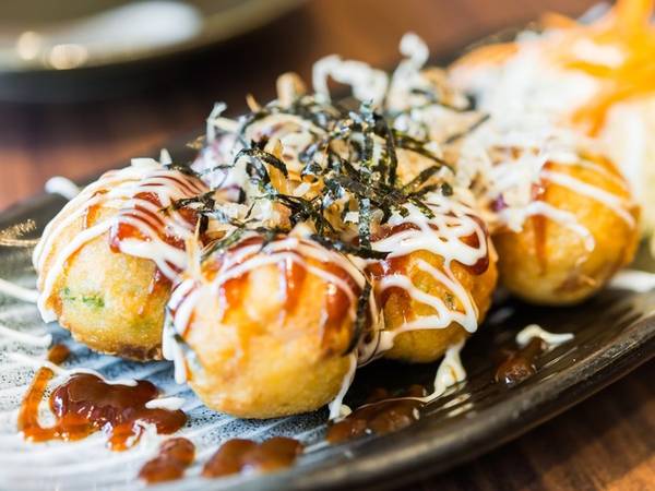 Takoyaki món ăn ẩm thực Nhật Bản với bạch tuộc chiên