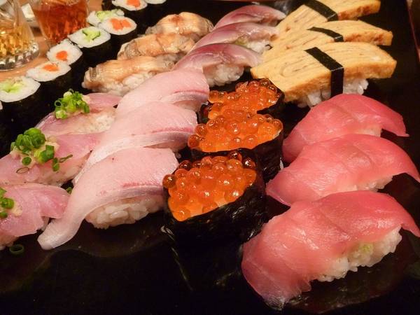 Nhắc đến ẩm thực Nhật Bản, sushi luôn là một trong những món được nói tới đầu tiên. Phần cơm được nêm gia vị kết hợp với miếng hải sản tươi sống như toro (cá ngừ), sake (cá hồi) hoặc có thể cả trứng cá và tamago (trứng gà).