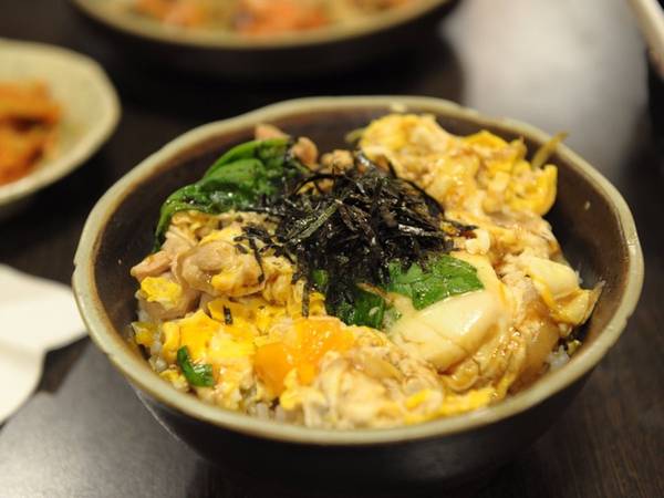 Oyakodon có nghĩa là "bát cơm bố mẹ và con". Thịt gà, hành và trứng sống được quậy lòng đỏ và trắng cùng với xì dầu, tạo nên món giống ốp lết nhưng được bọc bởi một lớp cơm. Thực chất oyakodon là món cơm gà được nhiều trẻ em yêu thích ở Nhật Bản.