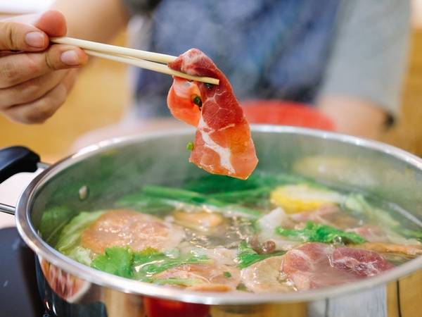 Shabu shabu tuy cũng là lẩu nhưng hương vị có chút khác biệt so với sukiyaki. Khi làm shabu shabu người Nhật dùng nhiều loại thịt khác nhau và rau cùng được nấu sôi trong một nồi nước dùng.