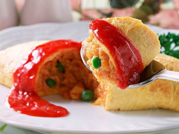 Omurice là một kiểu trứng ốp lết đặc biệt khi lấy trứng làm lớp vỏ bọc phần cơm chiên. Bên trên được rưới thêm sốt cà chua nên món ăn có màu vàng của trứng, màu đỏ của sốt rất bắt mắt.