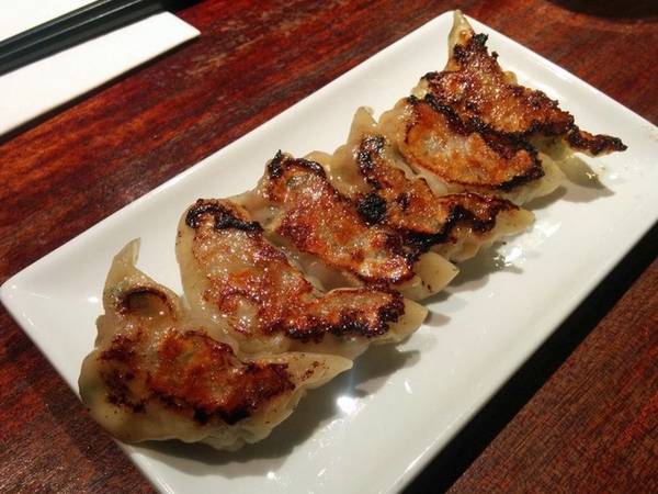 Gyoza giống món bánh bao của Trung Quốc nhưng là phiên bản Nhật. Những chiếc bánh gyoza thường nhỏ, mỏng hơn, bề mặt trông xù xì hơn nhưng lớp vỏ cũng giòn hơn.