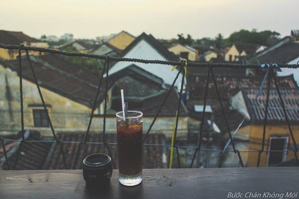 Ngồi uống cà phê trên cao ngắm phố cổ Hội An