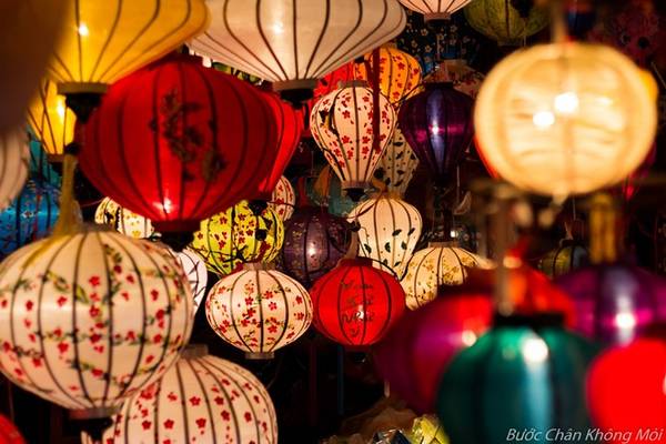 Phố đèn lồng rực rỡ về đêm tại Hội An