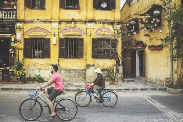 2. Đạp xe khám phá phố cổ: Đạp xe khám phá các ngóc ngách phố cổ quả là một điều thú vị khi đến đây. Buổi sớm và chiều tối, thời tiết rất dễ chịu, là thời điểm phù hợp để bạn thuê một chiếc xe đạp với giá 40.000 đồng một ngày, rồi dạo chơi khắp những con phố, hẻm nhỏ, chạy xe dọc bờ sông Hoài hay xa hơn là những cánh đồng lúa xanh mướt đương thì con gái, đến biển Cửa Đại (cách phố cổ 5 km). 