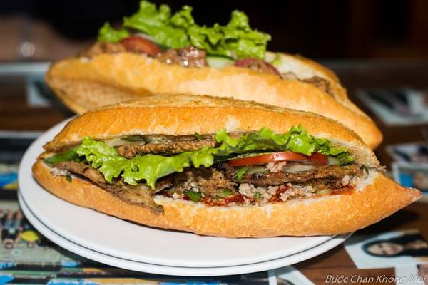 7. Thưởng thức món bánh mì ngon nhất thế giới ở Hội An : Bánh mì Hội An được David Farley - phóng viên đài BBC chuyên viết về du lịch và ẩm thực nhận xét là “bánh mì kẹp ngon nhất thế giới”. Những lát thịt lợn nướng thơm phức, pate, dưa leo cùng các loại rau và nước sốt thịt đặc trưng khiến bánh mì Hội An vô cùng thơm ngon, hấp dẫn. Ở phố cổ có hai tiệm mì rất nổi tiếng là bánh mì Phượng (ở đường Phan Châu Trinh) và bánh mì Madam Khanh (đường Trần Cao Vân) .