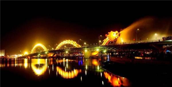 Cầu Rồng Đà Nẵng phun lửa phun nước