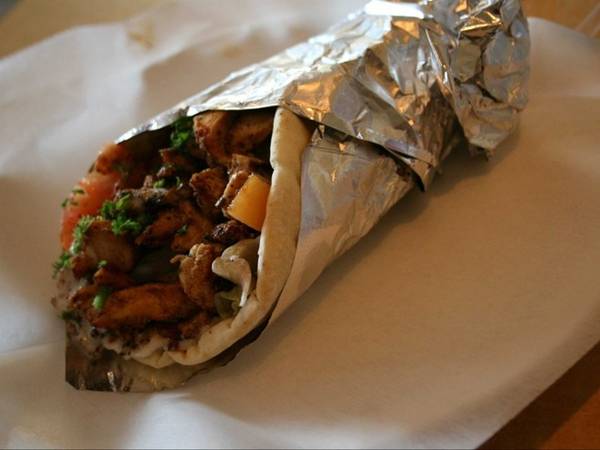 Shawarma là món ăn được yêu thích ở Trung Đông và châu Âu, được làm bằng thịt gà hoặc cừu nướng thái mỏng, cuốn trong vỏ bánh mì dẹt, ăn kèm dưa chuột, hành tây, cà chua, bắp cải và nước xốt.