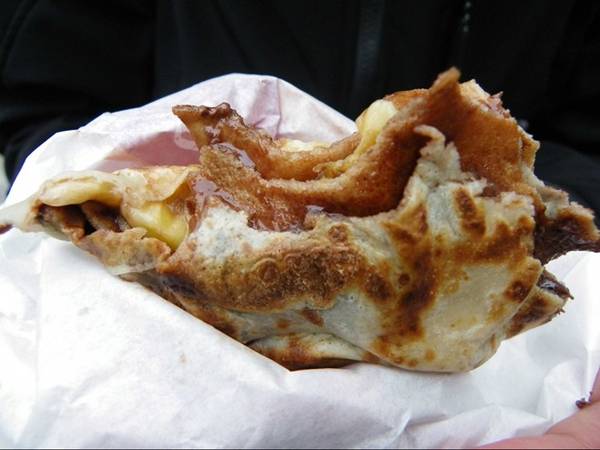 Crêpes là món bánh được yêu thích ở Paris, có loại mặn gồm giăm bông và pho mát, hoặc loại ngọt gồm Nutella, sữa trứng, đường…