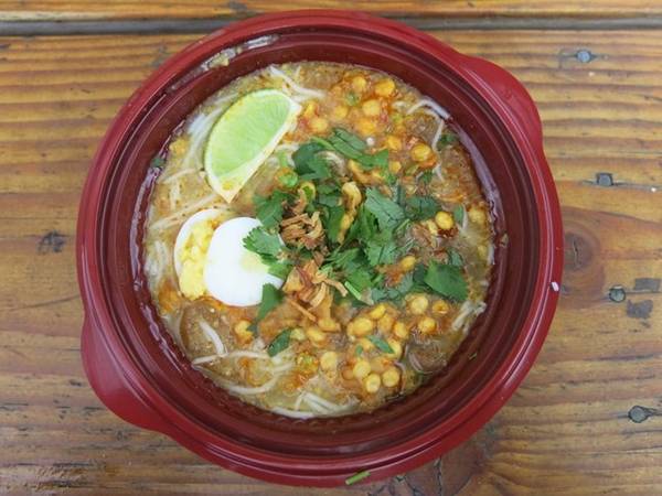 Mohingra là một món mì phổ biến ở Myanmar, với nước dùng nấu từ cá nước ngọt, nghệ, sả, bột đậu hoặc bột gạo cùng lõi cây chuối.