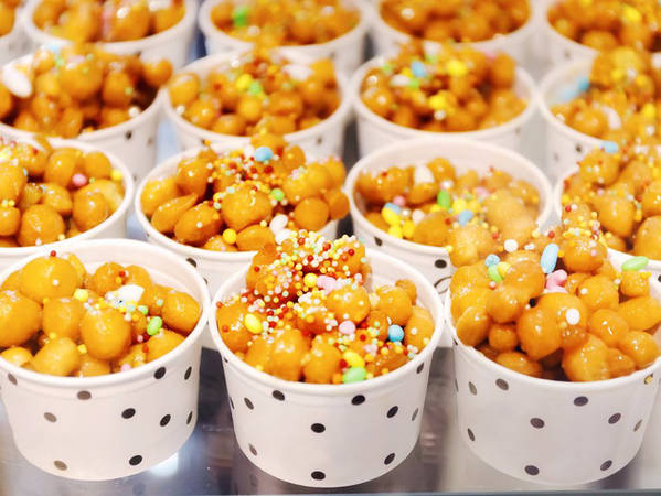 1. Struffoli: Những chiếc bánh tròn nhỏ được chiên vàng có lớp vỏ bên ngoài giòn rụm và phần xốp bên trong, bao phủ với một lớp mật ong, quế và vỏ cam. Các đầu bếp Ý còn rắc thêm một lớp hạt đường ma thuật đủ màu sắc bên ngoài khiến Struffoli thực sự khiến thực khách không thể cầm lòng.