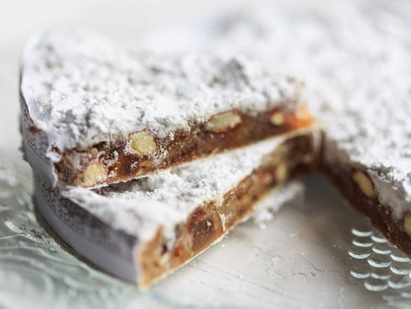 13. Panforte: Dù có rất nhiều kiểu biến thể nhưng về cơ bản Panforte được làm từ các loại hạt, trái cây và gia vị cay. Những miếng bánh màu nâu phủ lớp đường bột bên trên thường được phục vụ cùng cà phê hoặc rượu sau mỗi bữa ăn.