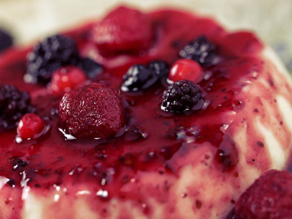 14. Panna cotta: Panna Cotta trong tiếng Ý có nghĩa là “kem nấu”, là một món tráng miệng đơn giản nhưng vô cùng tinh tế. Được làm từ các nguyên liệu như kem sữa, sữa tươi, bột gelatin,… và trang trí với mứt hay hoa quả tùy ý.