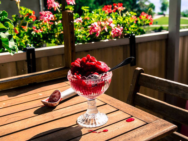 2. Granita: Món tráng miệng lạnh này có kết cấu và hương vị tương tự gần như sorbet, gelato và kem lạnh kiểu Ý. Bạn có thể chọn một vị yêu thích như chanh, me, bạc hà hoặc dâu tây rồi thưởng thức vị tươi mát tan dần trong vòm miệng, dưới cái nắng nhè nhẹ của vùng Địa Trung hải.