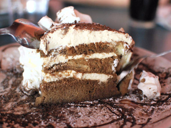 3. Tiramisu: Tiramisu trong tiếng Ý nghĩa là “Hãy mang em đi”. Nó là sự pha trộn đầy mê hoặc giữa vị cà phê thơm lừng, phô mai béo ngậy, rượu rum nồng nàn hòa quyện giữa các lớp bộp mịn màng và ngọt ngào. Cuối cùng, lớp bột ca cao phủ bên ngoài đọng lại trên đầu lưỡi với vị đắng khó phai và khó quên đến “day dứt”.