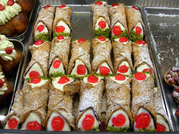 4. Cannoli: Cannoli có nguồn gốc từ đảo Sicily nổi tiếng. Những chiếc bánh ngọt chiên hình ống bên trong chứa ngập loại phô mai ricotta béo thơm của Ý thực sự khiến bất cứ ai nhìn cũng phải nuốt nước miếng.