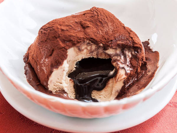 5. Tartufo: Lớp vỏ bên ngoài của tartufo được làm từ kem, có hình dáng như một cây nấm cục xấu xí nhưng bên trong lại chứa loại nhân lỏng sền sệt làm từ sô cô la hoặc trái cây cực kỳ ngon. Thông thường, một chiếc tartufo sẽ kết hợp vị của hai loại kem và được pha bằng tay.