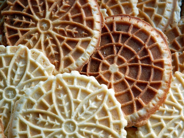 6. Pizzelle: Pizzelle có hình tổ ong hoặc tròn như những chiếc bánh bích quy, được nướng trên sắt nóng để tạo độ giòn. Đôi khi, người ta nhồi nhân kem vào bên trong và cuộn tròn lại để Pizzelle có hình như những chiếc bánh quế.