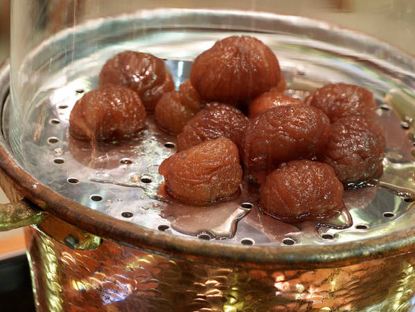7. Marrons glacés: Hạt dẻ nướng hoặc luộc bao phủ trong một lớp si-rô đường và men tạo thành một loại bánh tráng miệng vô cùng ưa thích của người Ý, Marrons glacés.