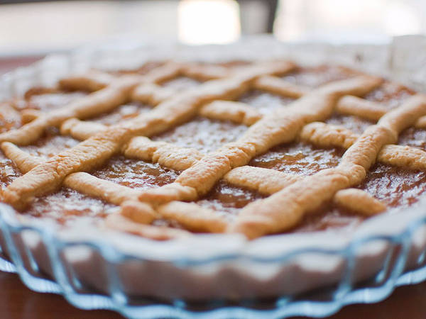8. Crostata: Loại bánh tart ngon ngất ngây này có nguồn gốc từ thế kỷ thứ 15. Người Ý thường làm Crostata với nhân hoa quả hoặc bơ ricotta.