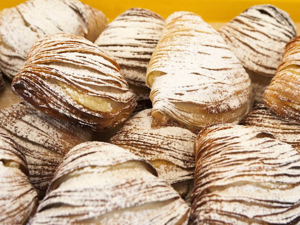 9. Sfogliatella: Chiếc bánh sfogliatella có hình dáng như đuôi tôm hùm, là một loại bánh nướng đầy hương vị đến từ vùng Campania của nước Ý. Sfogliatella có nghĩa là "lá mỏng", vì cấu trúc của bánh giống với lá xếp chồng lên nhau.
