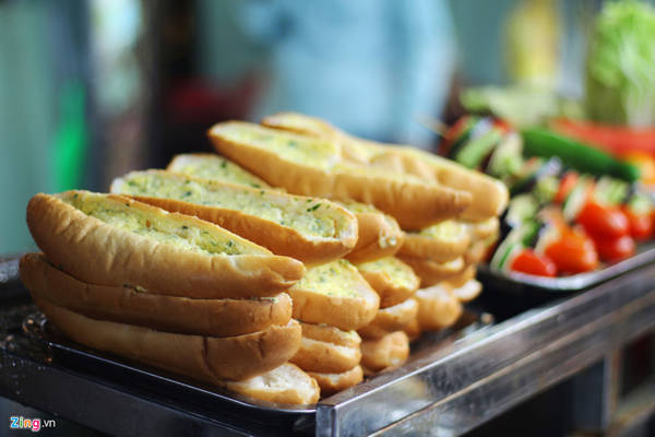 Bánh mì nướng tỏi tại chợ đêm Phú Quốc có giá 10.000 đồng một miếng.