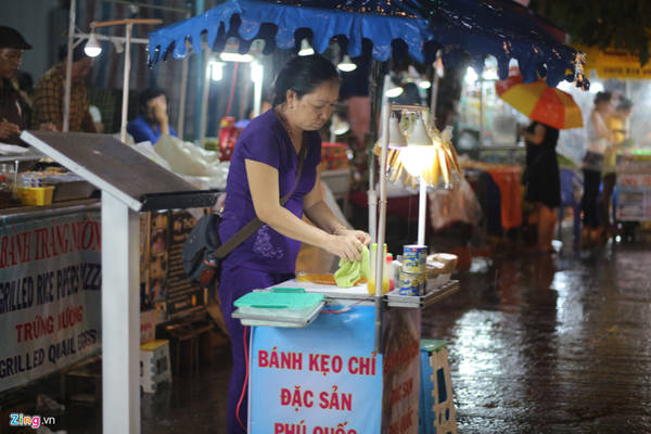 Kẹo chỉ: Ngoài hải sản, kẹo chỉ là món ăn có mật độ xuất hiện dày ở chợ đêm Phú Quốc.