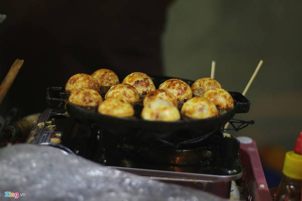 Bánh bạch tuộc có giá 30.000 đồng một hộp (5 cái). Món bánh này được bán kèm sốt mayoinase và một ít khô cá xé vụn.