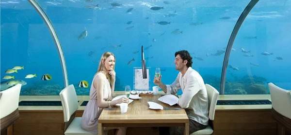 Nhà hàng dưới biển Ithaa ở Maldives. Nhà hàng Ithaa nằm ở đảo Rangali (Maldives), là một trong những nhà hàng độc đáo nhất vì nằm dưới đại dương, ở độ sâu 5 m so với mặt biển. Với cấu trúc hình mái vòm, nhà hàng này giúp người xem thưởng thức được bức tranh toàn cảnh 180 độ dưới biển. Người xem sẽ có trải nghiệm khó quên khi được ngồi ăn và chứng kiến các sinh vật biển phong phú, cảm giác như các sinh vật này đang bơi ngay cạnh mình.