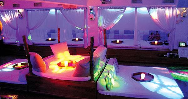 Nhà hàng BED, Miami, bang Florida, Mỹ. BED là viết tắt của ba từ, đồ uống, giải trí và bữa tối trong tiếng Anh. Và thực khách khi đến đây sẽ được phục vụ những thứ ấy ở ngay trên giường, bên các ngọn nến và ánh đèn hồng lãng mạn.