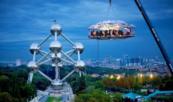 Dinner In The Sky là một quán ăn kiểu mới tại Bỉ mà thực khách có thể thưởng thức món ăn trên một chiếc bàn lơ lửng giữa không trung. Một chiếc cần cẩu sẽ nâng bàn ăn mang theo các thực khách cùng nhân viên phục vụ lên độ cao gần 50 m giữa không trung.