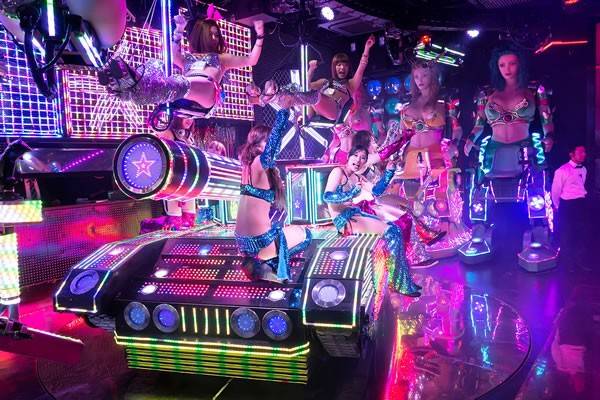 Nhà hàng Robot,Tokyo, Nhật Bản. Nằm giữa khu phố đèn đỏ nổi tiếng của Nhật Bản, nhà hàng được thiết kế độc đáo và được phục vụ bởi những cô nàng robot cực kỳ quyến rũ. Quy tắc của nhà hàng là chỉ cho phép những ai trên18tuổi trở lên được vào nhà hàng, không mặc trang phục cosplay, không có hình xăm, không đeokính máttrong suốt quá trình diễn ra show.