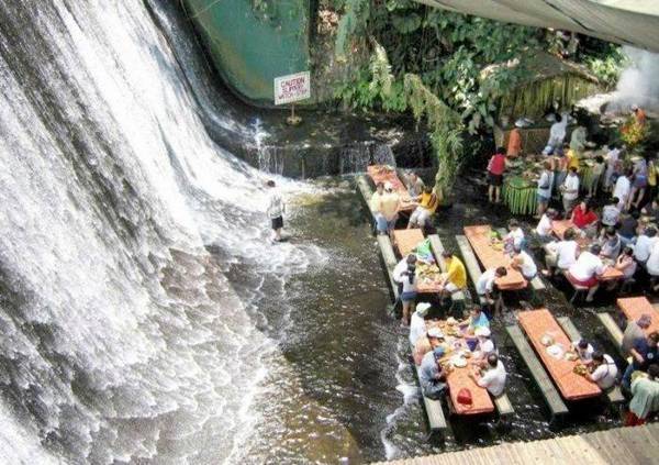 15-nha-hang-ky-quac-nhat-tren-the-gioi-ivivu-Nhà hàng dưới chân thác Labassin, Philippines là một địa điểm ăn uống lý tưởng thuộc khu biệt thự Escudero nằm ở thành phố San Pablo thuộc tỉnh Quezon ở Philippines. Labassin đã không còn xa lạ với người dân và các khách du lịch khi đến Philippines bởi vì khi nói đến cái tên này người ta ai cũng nghĩ ngay ra một nhà hàng đặc biệt ấn tượng, bao quanh nó là một không gian rộng lớn, có bàn ăn, có thác nước và cây cối.4