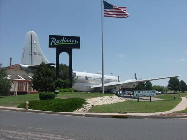 Nhà hàng trên máy bay. Nhà hàng nằm bên trong một chiếc Boeing KC-97, menu các món ăn của nhà hàng gồm có bánh mì kẹp, súp, vànhững loại thức ăn đặc biệt khác, nó có thể sẽ cho bạn một trải nghiệm tốt hơn những gì bạn nhận được trên một chuyến bay thực tế.