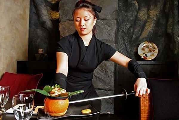 Nhà hàng Ninja, Manhattan, New York. Là một trong số 10 nhà hàng kỳ dị nhất thế giới, nhà hàng Ninja New York tại Tribeca, New York, Mỹ chuyên phục vụ những món ăn Nhật Bản nổi tiếng bằng một phong cách Ninja đặc biệt. Những người phục vụ mặc trang phục áo đen, bịt mặt và đeo kiếm nhưninja đích thực. Không chỉ có vậy, họ còn phục vụ thực khách cả những màn trình diễn võ thuật như trèo tường, múa kiếm, hay thổi bùng lên ngọn lửa.