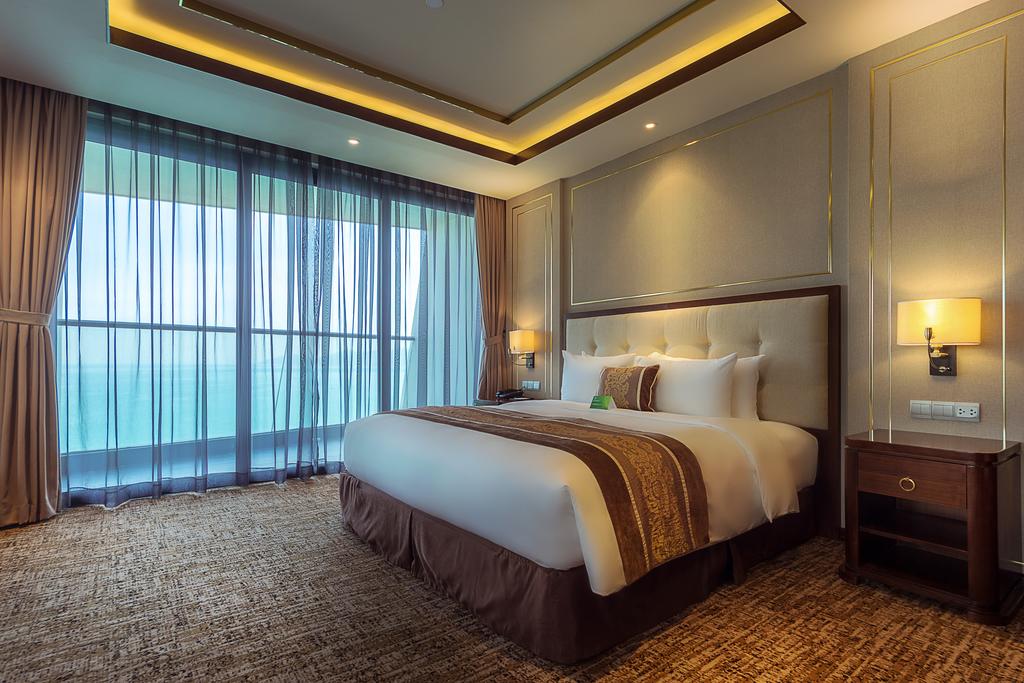 Bên trong phòng ngủ cao cấp khách sạn Nha Trang
