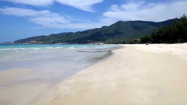 Vẻ tĩnh lặng nguyên sơ của bãi Bình Tiên thuộc vùng biển Tứ Bình