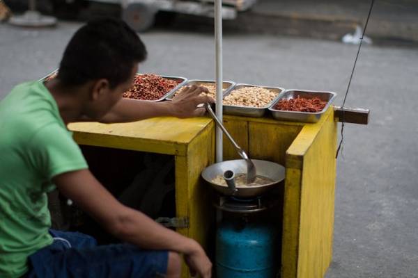Đậu phộng rang món ăn vặt đường phố Philippines