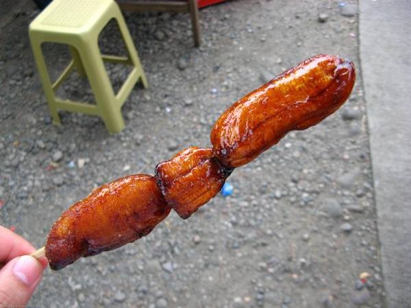 Bánh chuối chiên: Đây là món ăn vặt yêu thích vào buổi chiều của người Philippines. Để làm món này, người bán sẽ xiên những quả chuối lại với nhau, tẩm qua một lớp đường nâu và chiên ngập dầu. Ảnh: Wikimedia Commons
