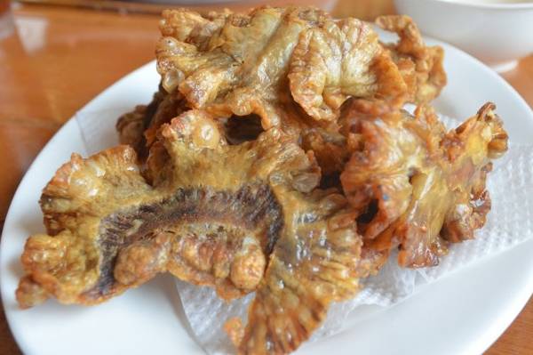 Chicharon Bulaklak: Đây là một món ăn truyền thống của Philippines được làm từ lòng lợn hoặc lòng gà, sau đó chiên giòn và nhúng với nước sốt đậm đà. Ảnh: Lynetao