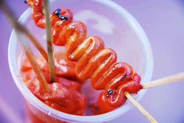 Isaw: Cũng là món nướng, nhưng Isaw có nguyên liệu chính là nội tạng lợn hoặc gà được làm sạch, tẩm ướp kĩ càng sau đó xiên vào que tre và nướng tới thơm nức. Ít ai có thể từ chối độ hấp dẫn của những xiên nướng này. Ảnh: Anna_d