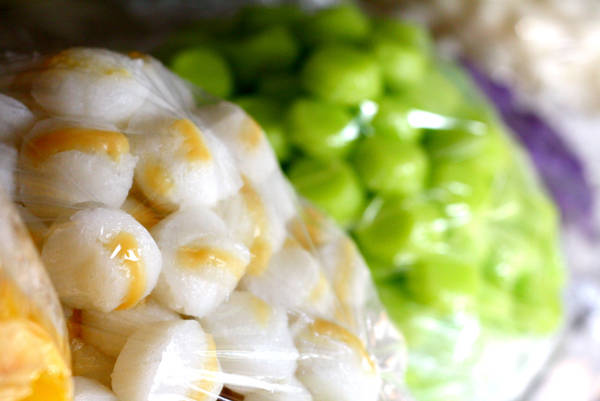 Bánh Puto: Puto là loại bánh giống với bánh bò ở Việt Nam và thường được bày bán ở các lề đường vào mỗi buổi sáng. Ảnh: Gmanetwork.com