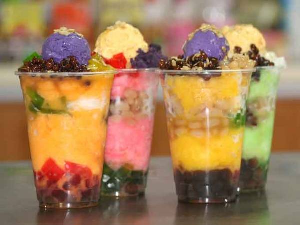 Halo-Halo: Món chè thập cẩm này có nguyên liệu rất đa dạng và màu sắc phong phú. Để làm halo-halo, người ta nấu các loại đậu và xào qua với đường, kết hợp với khoai môn, kem và một số nguyên liệu khác như thạch, trái cây hay mứt. Ảnh: Balutchronicles.com