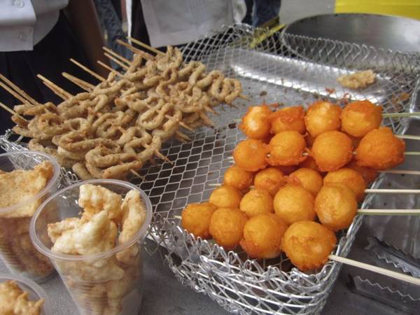 Kwek Kwek: Chiếc bánh màu cam thích mắt được làm từ trứng cút luộc nhúng qua bột và chiên giòn. Món chiên ngon tuyệt này được ăn cùng sốt chua ngọt hoặc một loại giấm đặc biệt. Ảnh: Wikimedia Commons