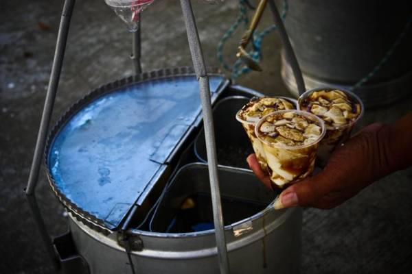 Taho: Taho là tên gọi của món đậu hũ Philippines được bán hầu hết vào buổi sáng và buổi tối. Người bán quẩy những gánh đậu hũ đi khắp các con phố và dừng lại khi có người mua. Món này thường được ăn với nước đường và hạt trân châu. Ảnh: Ludwig Simbajon