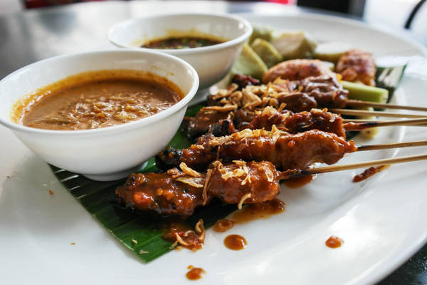 Satay món ngon Jakarta: thịt xiên nướng tẩm ướp đậu phộng và gia vị