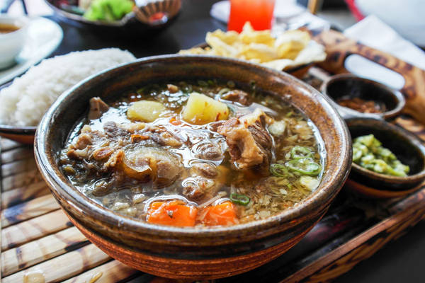 Sop Buntut món ngon Jakarta: súp đuôi bò được ưa thích từ hàng rong đến nhà hàng