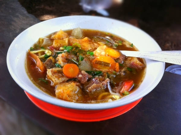 Soto Mie món ngon Jakarta: súp thịt gà hoặc bò với bánh mì và chả giò